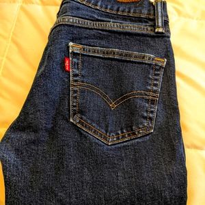 Women's Levi's size 29 x 30 straight leg, mid rise